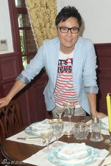 组图：张信哲充当历史老师 为故事馆担任策展人