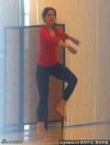 组图：凯蒂练舞身姿轻盈 阿汤哥接老婆十分贴心