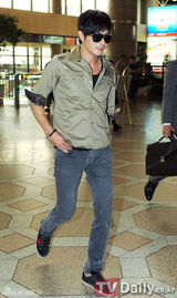 组图：张东健休闲装亮相机场亲和力十足