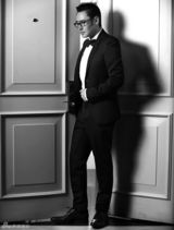 组图：吴秀波迷离眼神演绎绅士风情