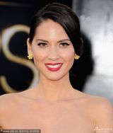 组图：奥利维亚-穆恩大红刺绣礼服显东方韵味