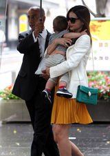 组图：辣妈米兰达风姿绰约 宝贝儿子诠释“天然呆”