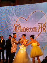 组图：王志飞张定涵大婚 新人跳探戈深情拥吻