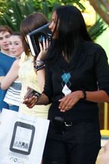 组图：杰克逊爱女超短裤现身 面无表情对镜头