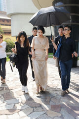 组图：张雨绮优雅出席活动 专人撑伞气场十足