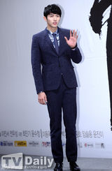 组图：宋智孝马尾白裙清秀亮相《天命》发布会