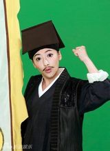 组图：陈紫函《天天》贴胡子扮男装 自称女汉子