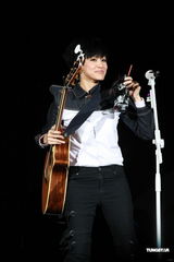 高清组图：何韵诗不改帅气风格 蘑菇头中性开唱