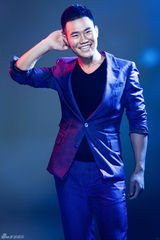 组图：谢孟伟蓝色魅惑尽显熟男魅力