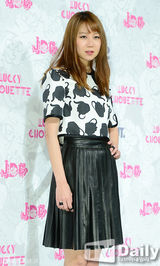 组图：宋茜孔孝真等亮相时装周 露脐装拼蛮腰