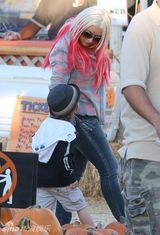 组图：阿奎莱拉携子玩耍 男友全程甜蜜陪伴