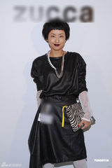 组图：徐濠萦出席时装展感受自然气息