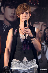 组图：飞轮海签唱会燃“胜利之火” 炎亚纶因病缺席