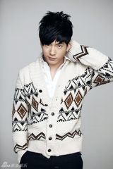 组图：井柏然最新写真曝光 引领春季英伦新风尚