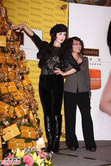 组图：潘迎紫现身辟谣死讯 代言吸金秀好材