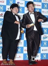 组图：韩国际喜剧节红毯挤胸熊抱肉搏精彩不断