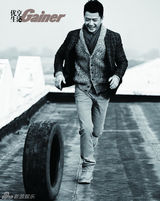 组图：段奕宏杂志封面俏皮玩车胎  动静诠释男人魅力