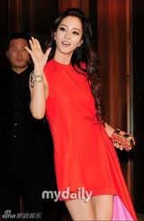 组图：河智苑韩智敏韩艺瑟出席活动装扮时尚