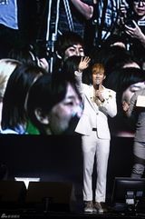 高清图：韩歌手金亨俊新专辑发布亲友齐站台