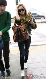 组图：少女时代Jessica休闲装亮相机场赴台拍写真