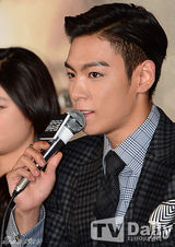 组图：TOP宣传《同窗生》金有贞突破挑战镂空装