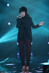 组图：周笔畅睡衣扮猫女 邓紫棋自弹自唱