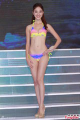 组图：港姐决赛前泳装亮相 上届冠军模拟戴后冠
