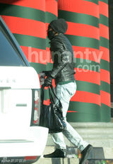 组图：俞灏明与父母回京 口罩遮面全副武装