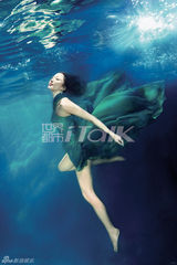 组图：李依晓水下大片梦幻飘逸