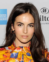 高清组图：卡米拉-贝尔印花礼服亮相光彩照人