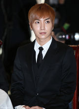 高清组图：Super Junior正装亮相参加活动帅气十足