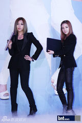 组图：2NE1出席为电子产品站台甜美亲和