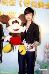 幻灯图：李宇春代言网游 否认将出演《新龙门客栈》