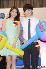 组图：吴千语裙装甜美亮相 否认自己是败金女