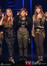 组图：少女时代录制《MCD》变嘻哈战士夺冠