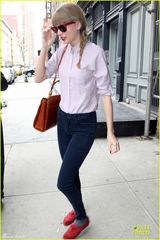 组图：泰勒粉衣红唇俏丽少女 胞弟亮相墨镜酷帅