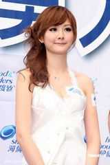 幻灯图集：安心亚清爽亮相 为男粉丝送洗发服务