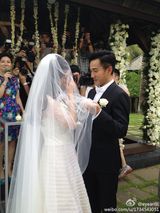 组图：杨幂刘恺威大婚 新婚夫妻当众甜蜜亲吻