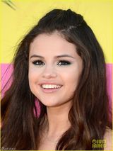 组图:儿童选择奖红毯  暮光女秀美腿钱妞变绅士