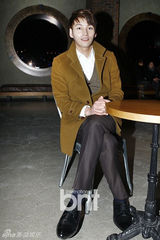 组图：朴施厚与粉丝共同收看《清潭洞》大结局