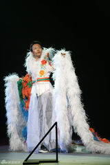 幻灯图集：李玉刚赴日巡演彩排照曝光 轻装上阵