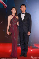 组图：佟大为携爱妻登场 关悦秀美肩展人妻风情