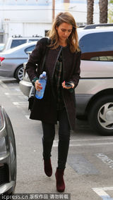 组图：阿尔芭时尚秋装出镜 低头看手机面无表情