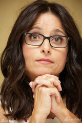 组图：《无须多言》女主拍写真 戴眼镜表情搞笑