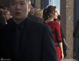 高清组图：维多利亚街拍 紧身红裙搭配黑色手包