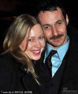 幻灯图：《亨利四世》首映 主创出席举酒杯庆祝