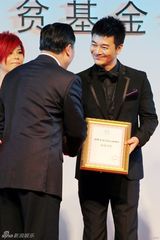 组图：吴樾助力公益盛典为慈善慷慨解囊