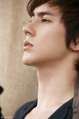 组图：张伦硕诱惑系写真半裸大秀八块腹肌