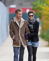 组图：安妮-海瑟薇与丈夫甜蜜轧马路