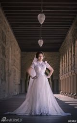 组图：58岁刘晓庆曝婚后照片 养花逛街惬意